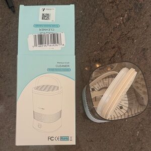 Makeup Brush Cleaner in Light Blue and White